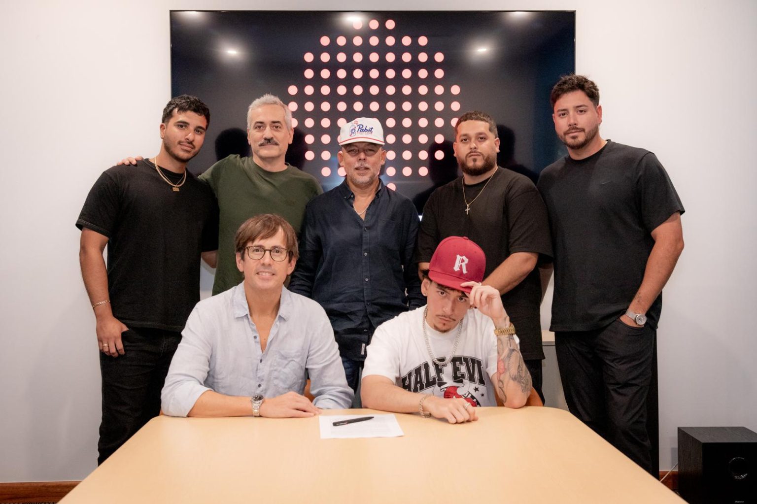 Remers-firma-con-Sony-Music-Latin-1536x1023