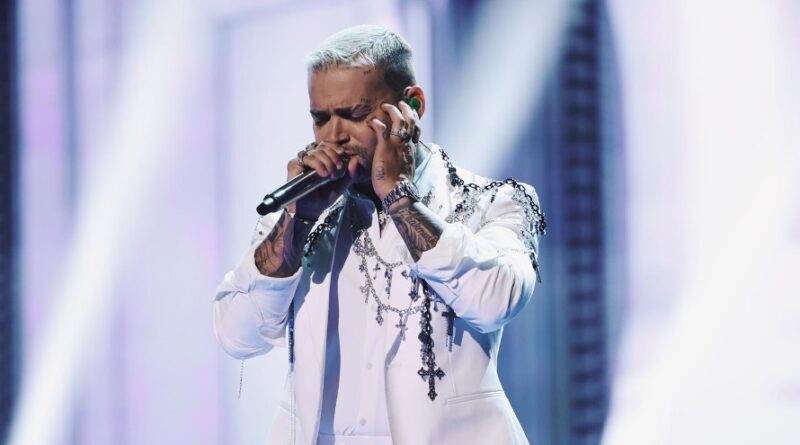 Izaak-enciende-Premios-Juventud-con-una-actuacion-inolvidable-de-Bby-Boo-800x445