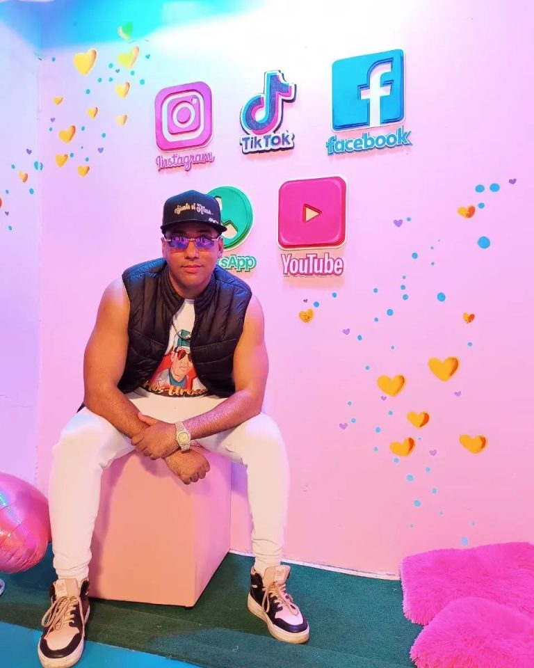 Sigueme en Todas Las Redes SocialesTik tok- @carlosurbanomusicaY En Facebook Youtube y Spotify Como-Carlos Urbano El internacional
