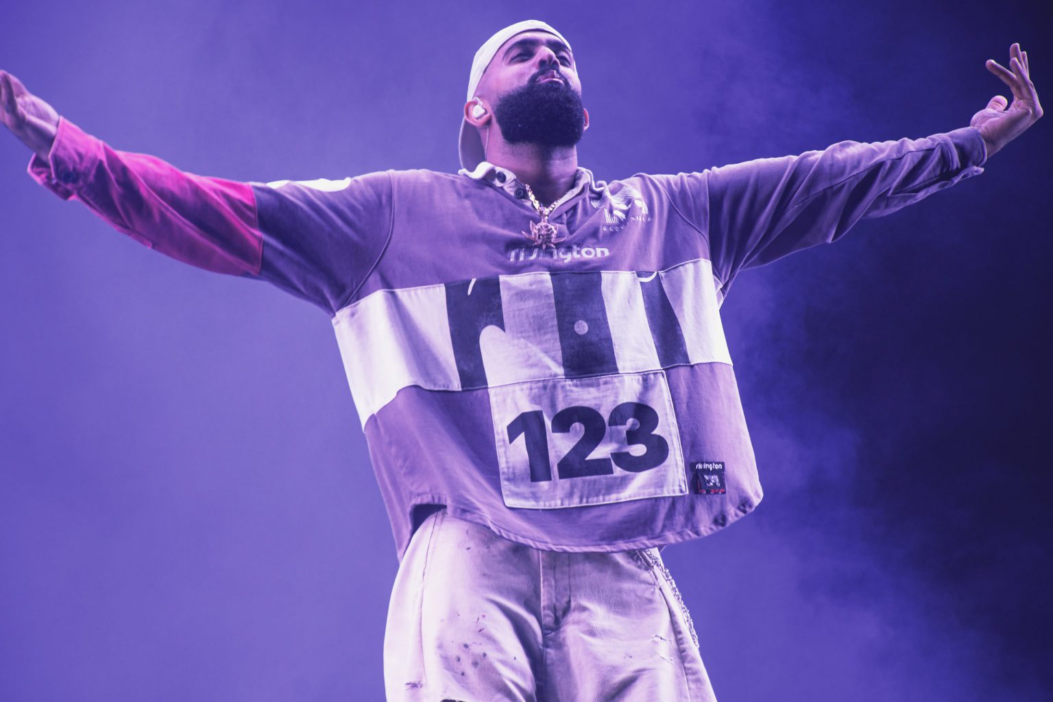 Eladio-Carrion-cierra-su-gira-de-Latinoamerica-con-show-en-Argentina-1536x1024